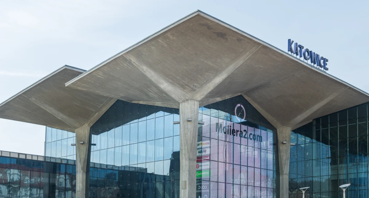 ​We wtorkowe przedpołudnie pasażerowie korzystający z dworca kolejowego w Katowicach musieli zmierzyć się z poważnymi utrudnieniami. Awaria urządzeń sterowania ruchem doprowadziła do całkowitego wstrzymania ruchu pociągów - dowiedział się reporter RMF FM Marcin Buczek. Przez około pół godziny żaden pociąg nie wjechał ani nie opuścił katowickiego dworca. Obecnie ruch jest już częściowo przywrócony, ale utrudnienia nadal występują.