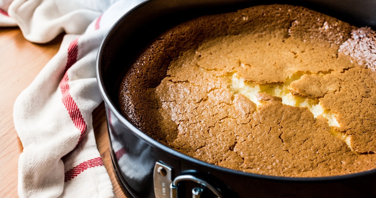 To najlepsza temperatura do pieczenia sernika. Rośnie do nieba i nie pęka