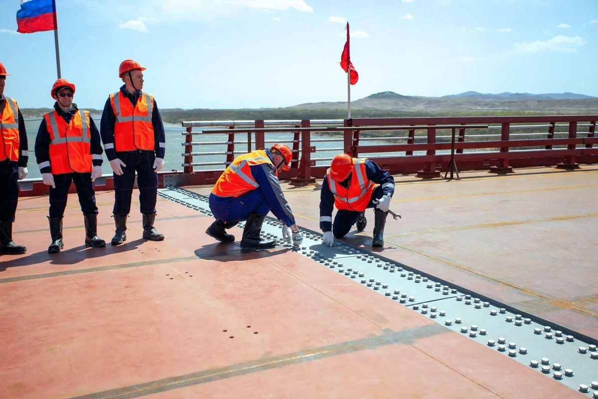 Korea Północna i Rosja zorganizowały we wtorek uroczystość z okazji połączenia transgranicznego mostu drogowego nad rzeką Tumen. Przeprawa ma zostać oddana do użytku w czerwcu. Na granicy rosyjsko-północnokoreańskiej znajduje się obecnie tylko jedno przejście - kolejowe.  