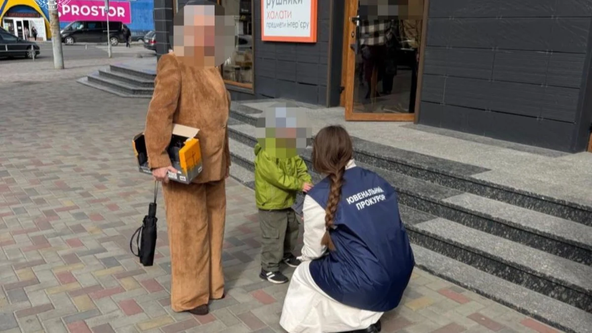 ​Ukraińskie służby udaremniły sprzedaż 6-letniego chłopca na Wołyniu - poinformowała we wtorek Prokuratura Generalna Ukrainy. 38-letnia kobieta, która próbowała sprzedać syna za 25 tys. dolarów usłyszała już zarzuty i została tymczasowo aresztowana. 6-latek natomiast trafił do ośrodka opiekuńczego.