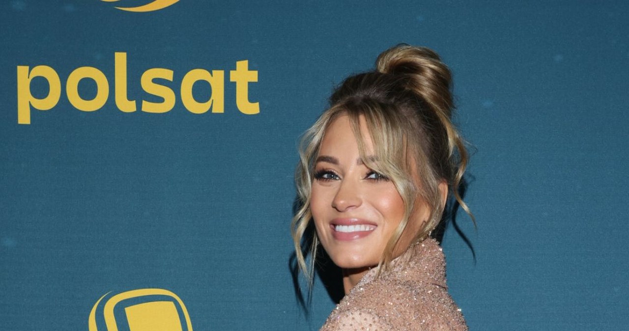 Gładkie upięcia odchodzą do lamusa. Wiosną 2026 króluje "kaszmirowy kok"