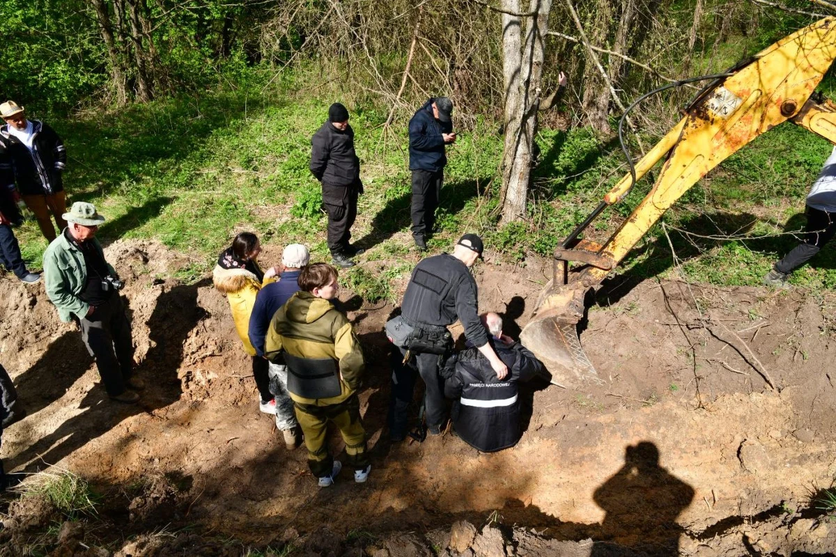 Jak poinformował Instytut Pamięci Narodowej, w pierwszym dniu prac poszukiwawczych prowadzonych w Ostrówkach i Woli Ostrowieckiej odnaleziono szczątki ofiar zbrodni. IPN przekazał, że odkryto nieznaną dotąd mogiłę zbiorową.