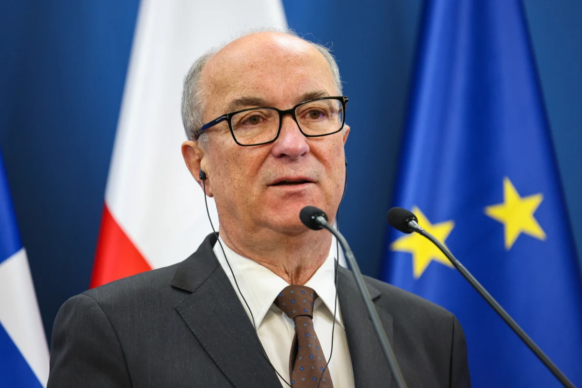 Włodzimierz Czarzasty, marszałek Sejmu, na konferencję szefów parlamentów państw Unii Europejskiej w Kopenhadze pojedzie samochodem, pokonując ponad 1000 kilometrów. Powodem tej nietypowej decyzji jest jego długoletnia fobia przed lataniem. Delegacja i obsługa marszałka wybiorą samolot, jednak sam Czarzasty postawił na podróż lądową, co znacząco wydłuży czas jego podróży.