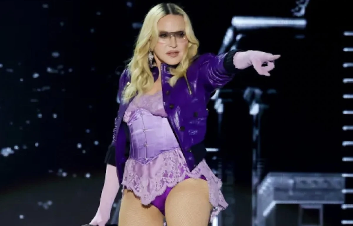 Madonna wyznaczyła nagrodę za zwrot stroju, który miała na sobie na scenie podczas piątkowego występu u boku Sabriny Carpenter na festiwalu Coachella w Kalifornii. "To nie są tylko ubrania. To część mojej historii" - napisała gwiazda. Policja przyjęła zgłoszenie, ale nie jest przekonana, że doszło do kradzieży.