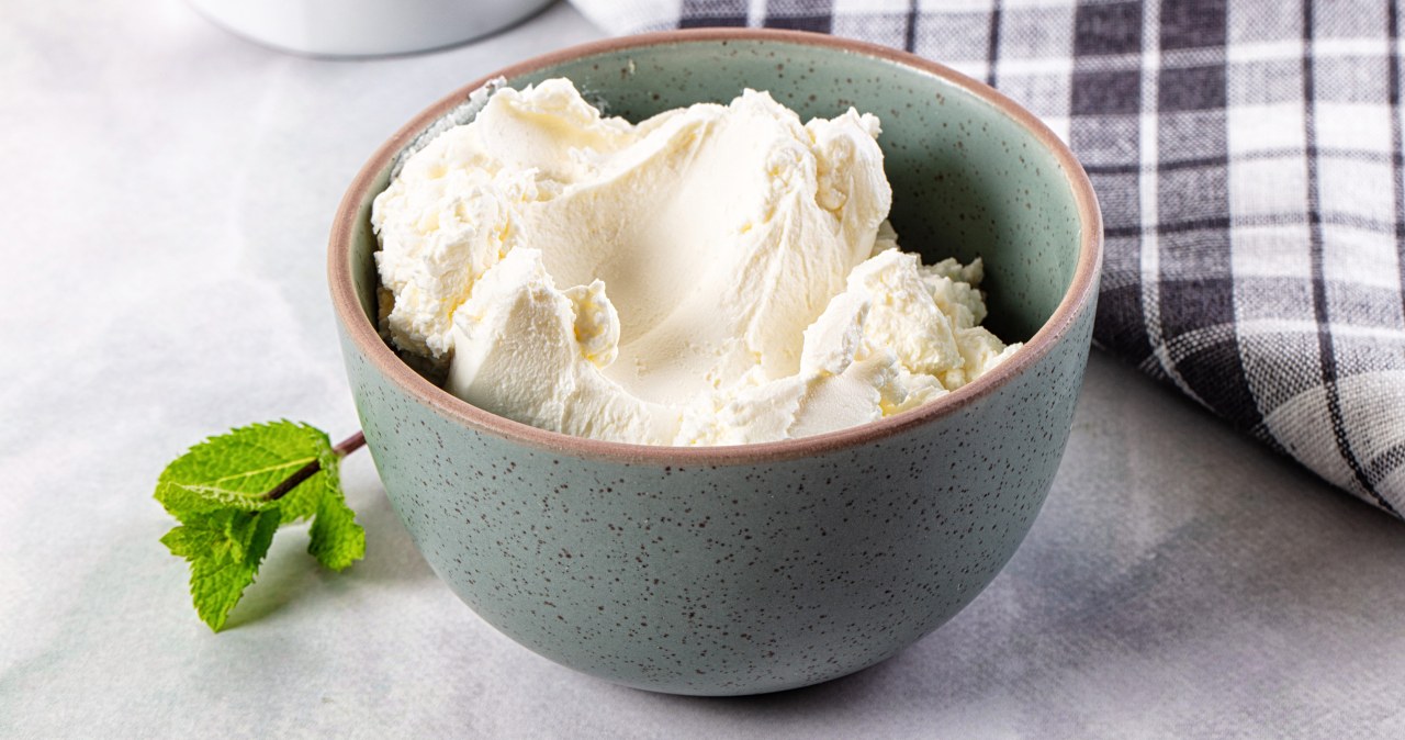 Najgorszy ser dla serca i sylwetki. Zapycha żyły cholesterolem, a jemy go łyżkami