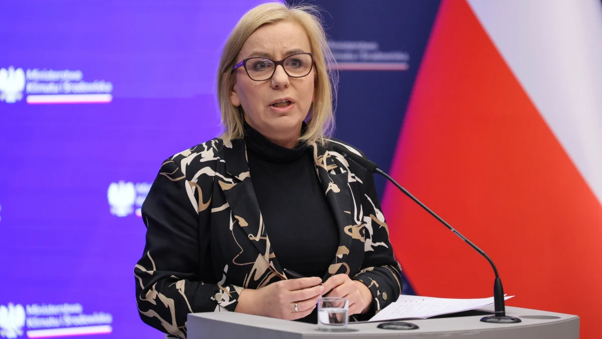 Program "Czyste Powietrze" jest obecnie bezpieczny dla beneficjentów oraz finansów publicznych, a zaległości w rozpatrywaniu wniosków o płatność zostały w praktyce zlikwidowane - poinformowała we wtorek ministra klimatu i środowiska Paulina Hennig-Kloska. Wcześniej tego samego dnia m.in. do jej resortu weszli funkcjonariusze CBA, którzy zabezpieczali dokumenty dotyczące tego programu obejmujące okres od czerwca 2021 r. Sprawa ma związek ze śledztwem Prokuratury Europejskiej, która sprawdza, czy doszło do nieprawidłowości przy wdrażaniu i realizacji "Czystego powietrza".