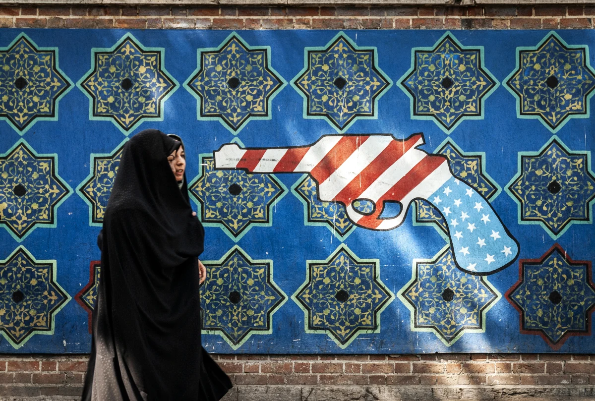 Są rozbieżności między Iranem a USA w sprawie dokładnej godziny zakończenia rozejmu. Irańska telewizja państwowa poinformowała we wtorek, że zawieszenie broni między USA a Iranem kończy się o północy czasu GMT z wtorku na środę (godz. 2 w środę czasu polskiego). Tymczasem prezydent USA Donald Trump mówił wcześniej, że przedłuża rozejm do środy wieczorem czasu waszyngtońskiego (czwartek rano w Polsce).