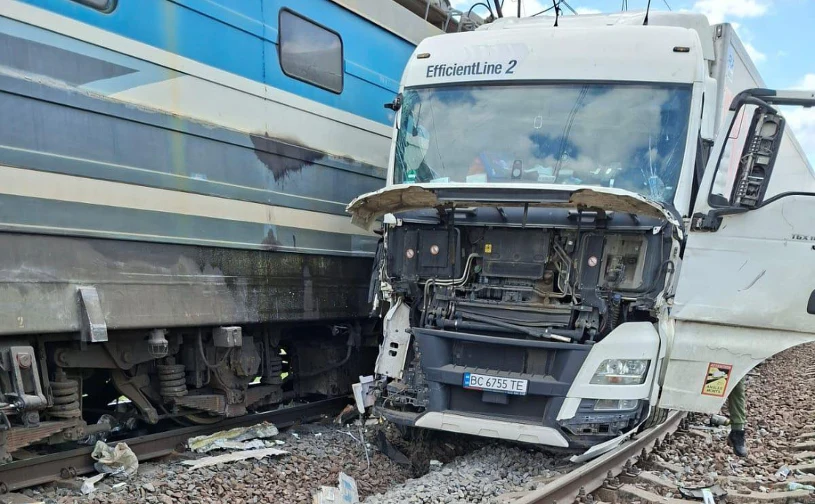 Ciężarówka wjechała pod pociąg Przemyśl - Kijów. Kierowca uciekł