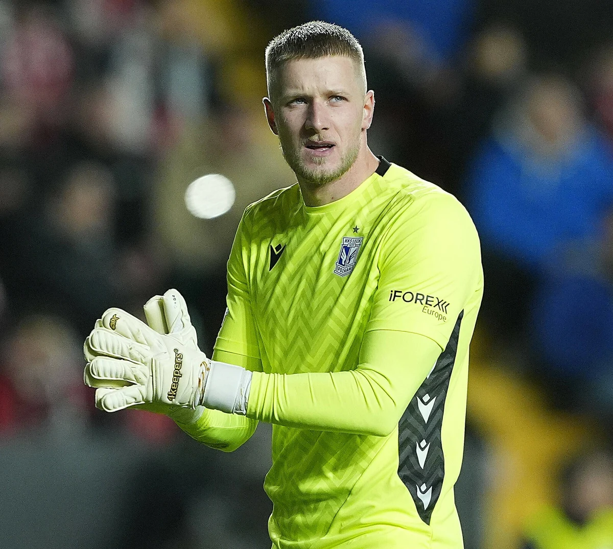 Niecodzienne powody absencji 26-letniego bramkarza Lecha Poznań w ostatniej kolejce polskiej Ekstraklasy. Jeden z filarów "Kolejorza" nie mógł pomóc kolegom w meczu z Pogonią Szczecin, bo... został pogryziony przez psa. Piłkarz nawet trafił do szpitala. Na niedzielny hit kolejki z Legią Warszawa ma być jednak do dyspozycji trenera lidera tabeli.