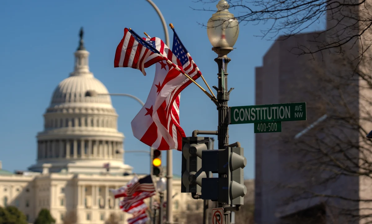 Wyborcy w Wirginii poparli we wtorek zmianę konstytucji, która otwiera drogę do przeprojektowania okręgów wyborczych do Izby Reprezentantów na korzyść demokratów. To kolejny etap ogólnokrajowej rywalizacji między demokratami a republikanami o kształt map wyborczych przed zaplanowanymi na listopad wyborami.