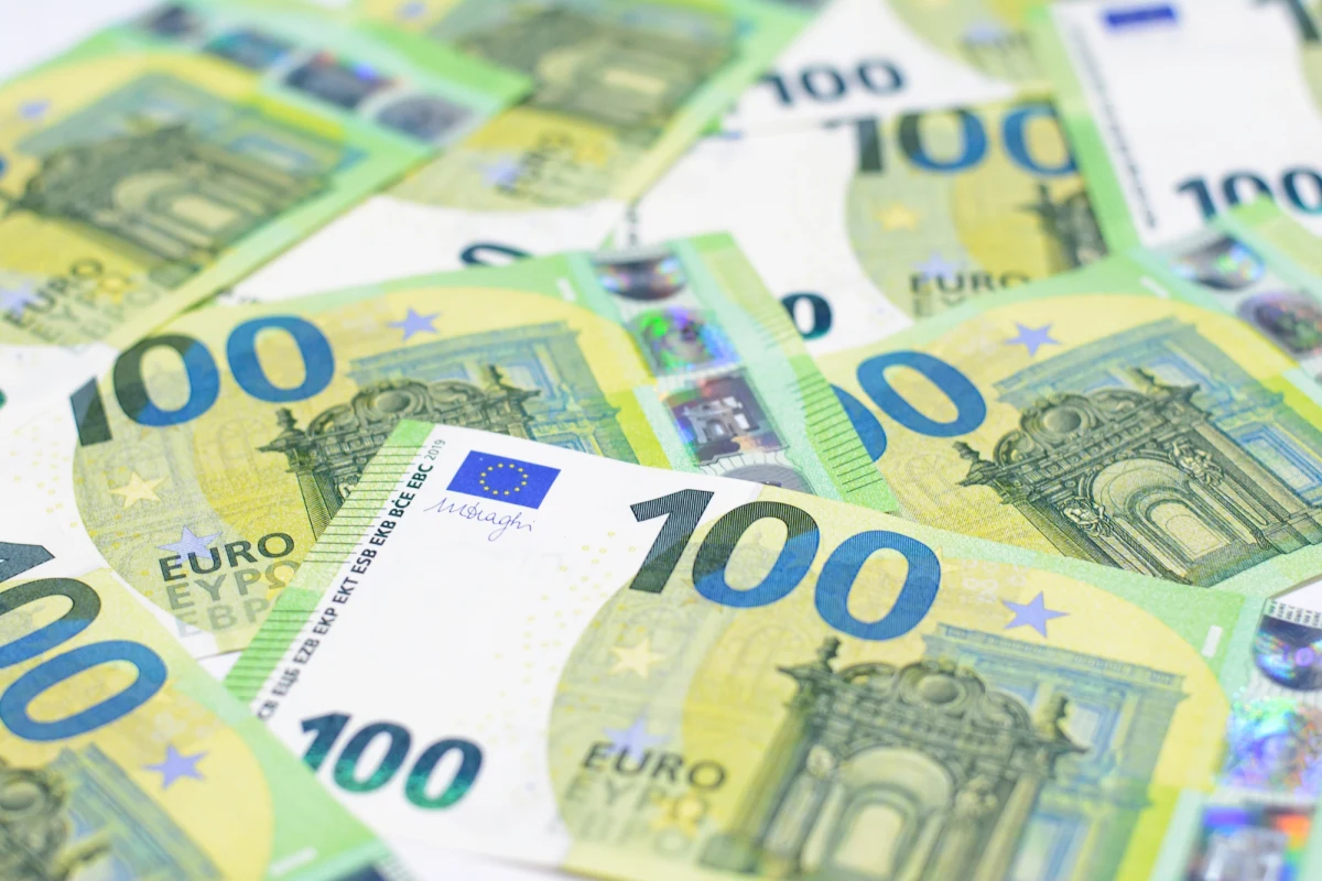 Chwila roztargnienia mogła sporo kosztować mieszkańca Triestu na północy Włoch. Mężczyzna przez pomyłkę wrzucił do kosza na śmieci 7 tys. euro w gotówce. Gdy się zorientował, śmietnik był już wybrany. W poszukiwania śmieciarki zaangażowani zostali karabinierzy. Poszukiwania trwały dwa dni. 