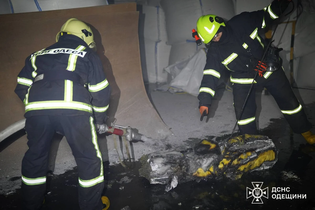 Rosyjskie drony zaatakowały w nocy z wtorku na środę infrastrukturę ukraińskiego portu w Odessie nad Morzem Czarnym. Uszkodzone zostały magazyny, infrastruktura kolejowa i obiekty operatorów portowych, poinformował o poranku wicepremier ds. odbudowy Ukrainy Ołeksij Kułeba. Rankiem Rosjanie zaatakowali także plac sortowniczy na stacji kolejowej w obwodzie zaporoskim. Nie żyje pomocnik maszynisty.