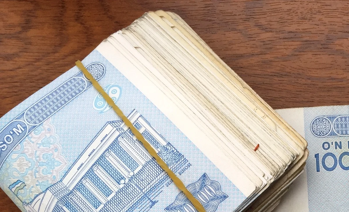 Ekonomiczna rewolucja w Uzbekistanie. Za wiele dóbr i usług można płacić wyłącznie bezgotówkowo. "Zwykli ludzie cierpią. Oddajemy 3 procent jakiejś firmie bez uzasadnienia" - skarżą się obywatele. Władze tłumaczą reformę walką z szarą strefą i zwiększeniem kontroli nad finansami.