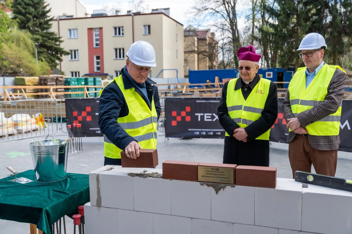 Na terenie kampusu Poczekajka Katolickiego Uniwersytetu Lubelskiego powstanie nowy akademik, który zapewni miejsce ponad stu studentom. Inwestycja obejmuje nie tylko budowę domu studenckiego, ale także kompleksową rewitalizację całego kampusu. Koszt przedsięwzięcia to blisko 56 mln zł, z czego ponad 54,6 mln zł pochodzi z dofinansowania Ministerstwa Nauki i Szkolnictwa Wyższego.