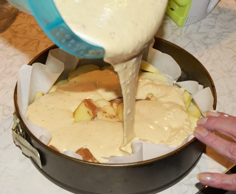 Jabłka zalewam budyniową masą. Szybka i najpyszniejsza szarlotka