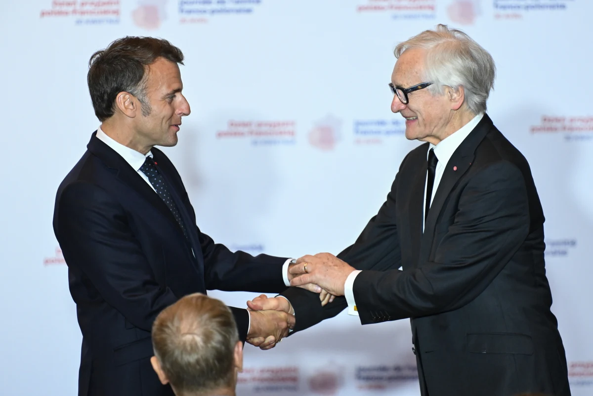 Podczas gali wręczenia Nagrody im. Bronisława Geremka w Gdańsku nie zabrakło emocji, wzruszeń i... dobrego humoru. Prezydent Francji Emmanuel Macron rozbawił publiczność żartem na temat narodowości Andrzeja Seweryna, który odebrał wyróżnienie z rąk samego Macrona oraz premiera Donalda Tuska. "Teraz chcą, żebyśmy uwierzyli, że Andrzej Seweryn też jest Polakiem" - powiedział prezydent Francji, wywołując salwy śmiechu i burzę oklasków.