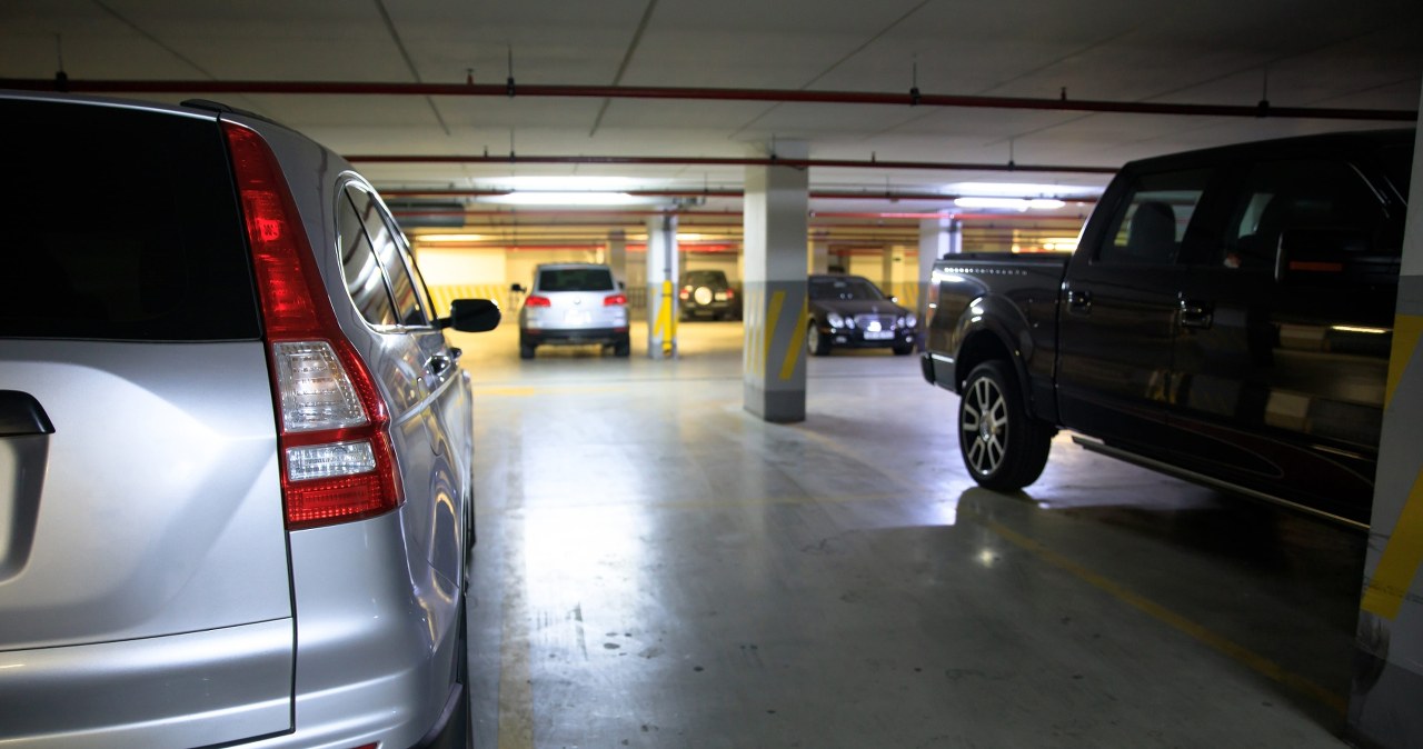 Stłuczka w garażu podziemnym. Kto zapłaci za uszkodzone auto?