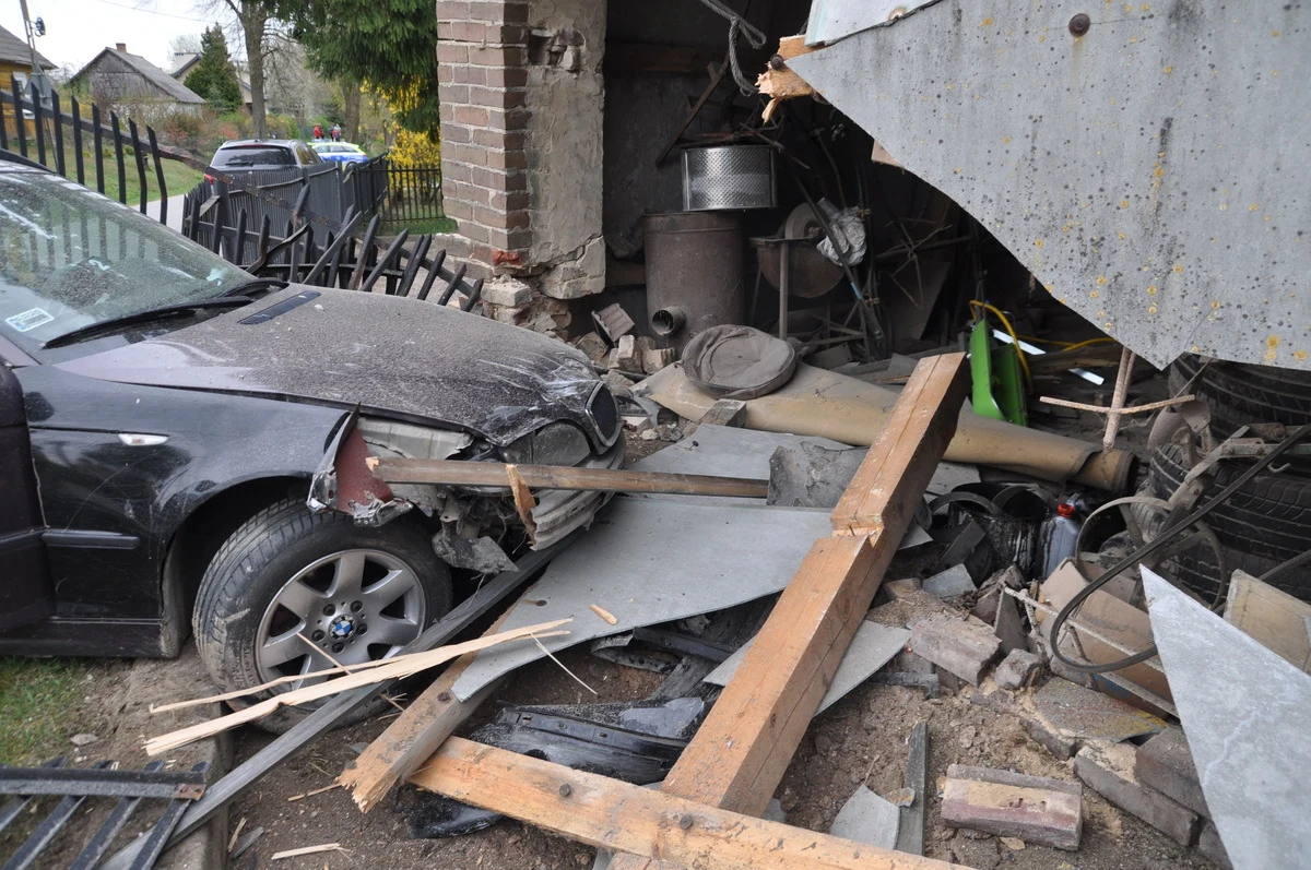 Ponad 2 promile alkoholu miał kierowca BMW, który uderzył autem w budynek w gminie Annopol na Lubelszczyźnie. 24-latek wsiadł za kierownicę bez uprawnień. 