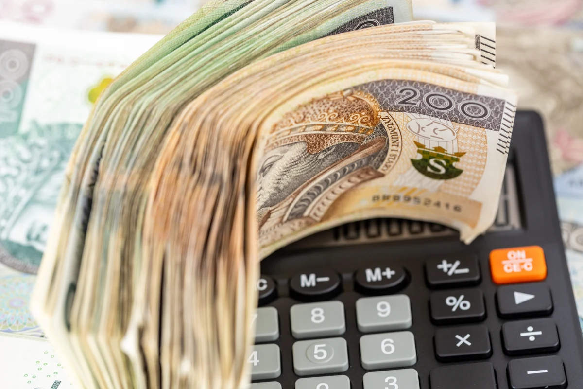 W kwietniu wskaźniki w większości sektorów wskazują na stabilizację lub poprawę koniunktury w gospodarce - podał we wtorek Główny Urząd Statystyczny. Wstępnie GUS poinformował także, że deficyt sektora w 2025 roku wynosił 7,2 proc.