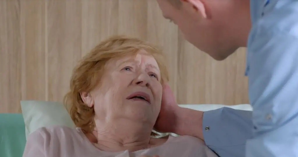 "Na Wspólnej". Odcinek 4199. Czeka ją trudna operacja. Nie wierzy w sukces