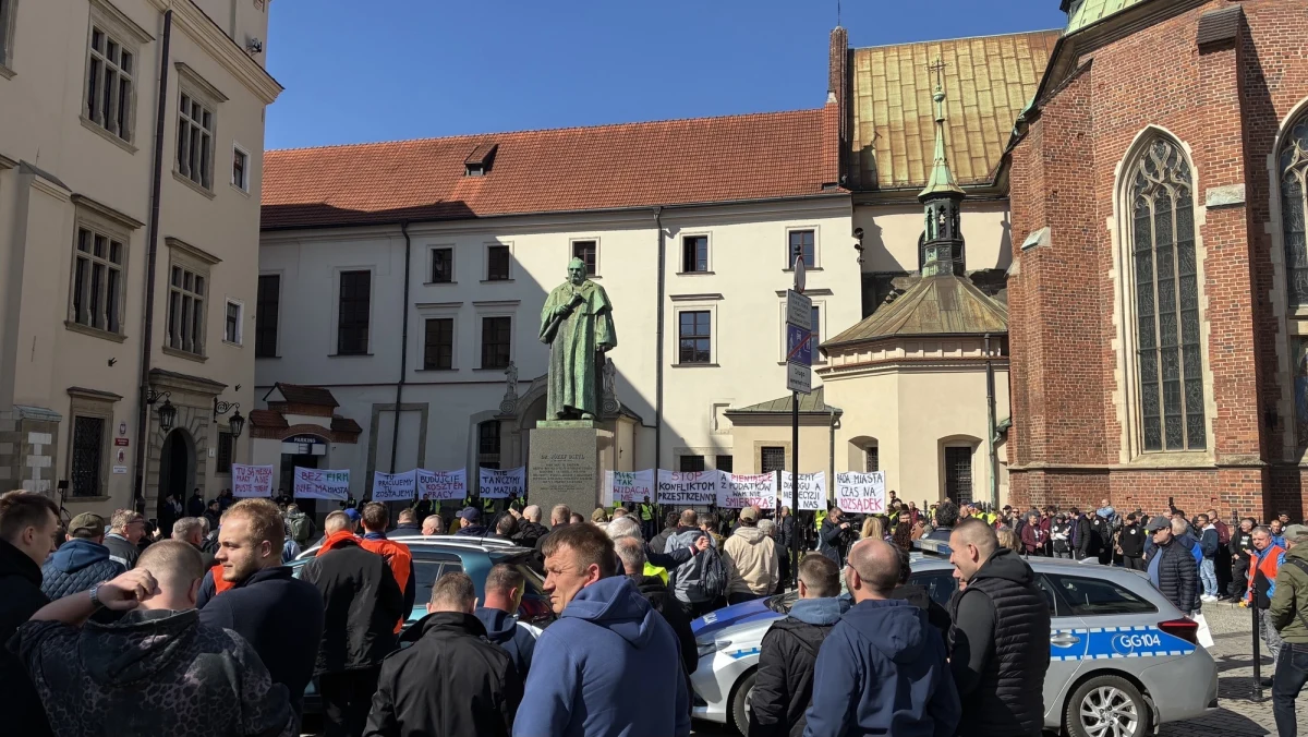 Około 150 przedsiębiorców i pracowników z krakowskich Rybitw zebrało się w środę przed magistratem, by zaprotestować przeciwko planom miasta dotyczącym zabudowy mieszkaniowej na terenach przemysłowych. Uczestnicy manifestacji podkreślają, że nowe inwestycje mieszkaniowe mogą zagrozić tysiącom miejsc pracy i przyszłości lokalnego biznesu.