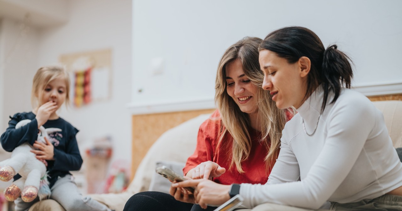 Kontrowersyjny trend wśród samodzielnych matek. Internauci są podzieleni
