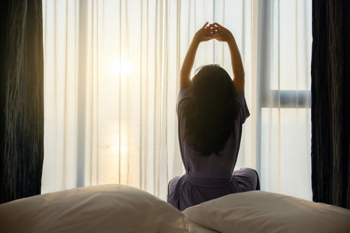 Czy to możliwe, by człowiek potrzebował zaledwie czterech godzin snu na dobę i czuł się w pełni wypoczęty? Naukowcy odkryli mutację genetyczną, która pozwala niektórym osobom funkcjonować bez negatywnych skutków zdrowotnych, mimo znacznie krótszego odpoczynku. To przełom, który może zrewolucjonizować leczenie bezsenności i nasze codzienne nawyki.