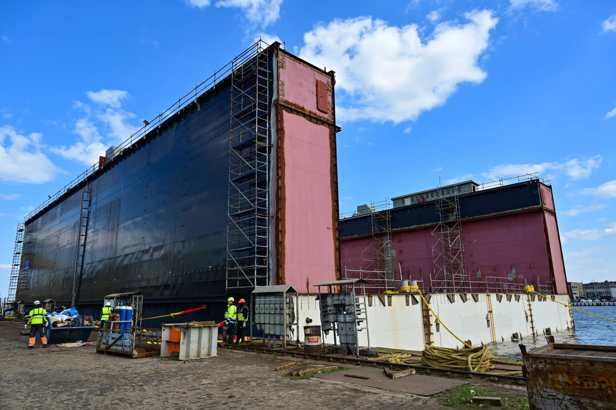 Ważącą 3600 ton środkową część doku pływającego zacumowano kilka dni temu przy nabrzeżu Stoczni Szczecińskiej Wulkan. W czwartek planowane jest wodowanie drugiego, 80-metrowego modułu. Dok ma być gotowy w lipcu 2027 r.