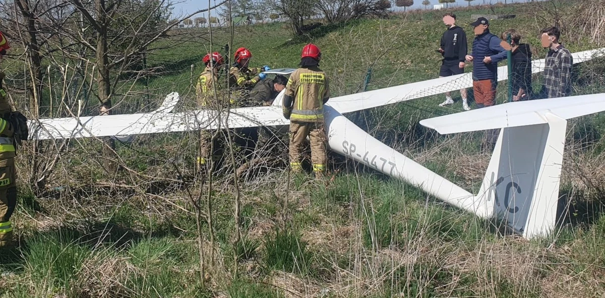 Służby pracują na miejscu awaryjnego lądowania szybowca w Bielsku-Białej. Strażacy informują, że nikt nie został poważnie ranny.