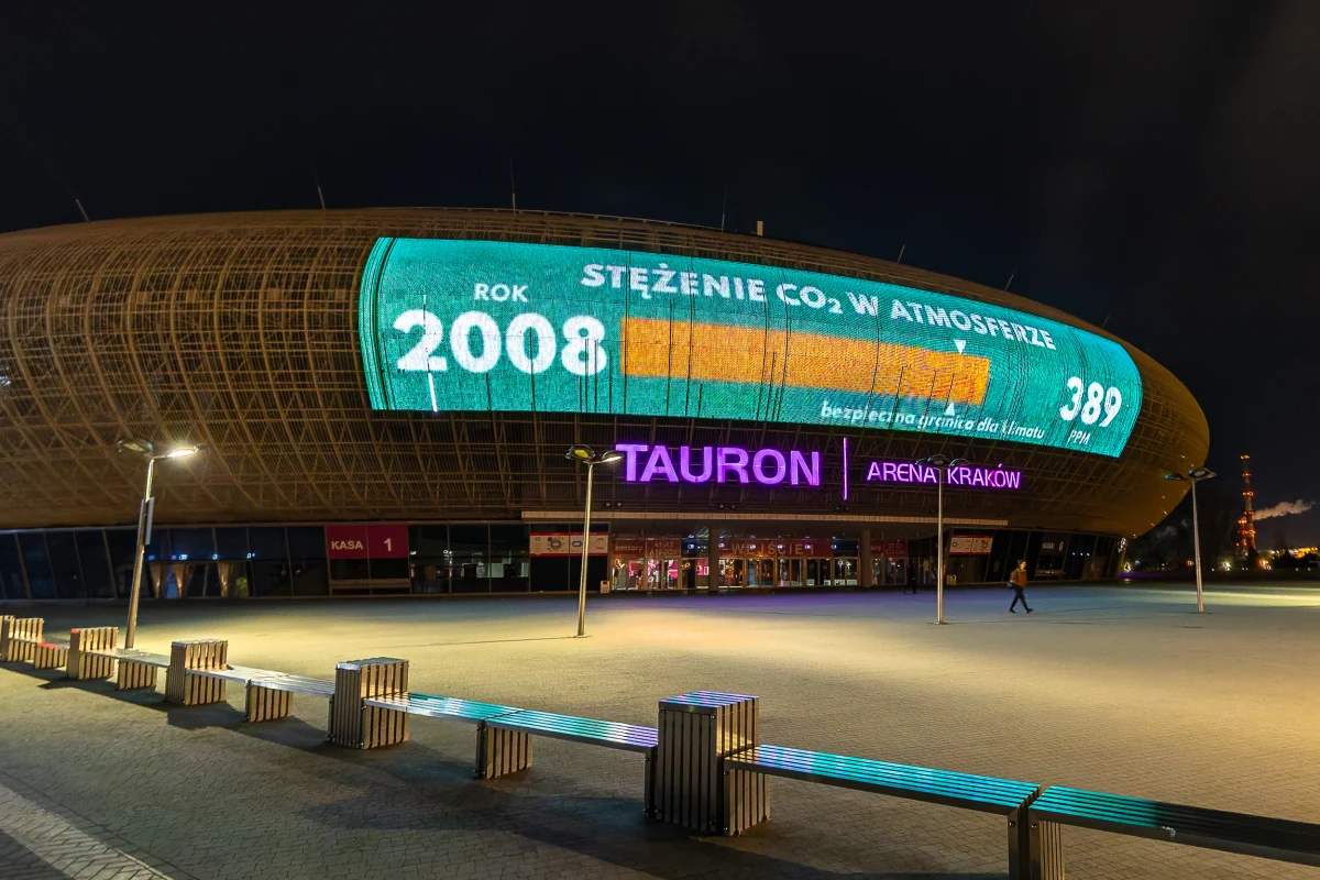 W Dzień Ziemi na elewacji Tauron Areny Kraków uruchomiono zegar klimatyczny, który codziennie przypomina mieszkańcom o wyzwaniach związanych z jakością powietrza i zmianami klimatycznymi. Instalacja ma nie tylko edukować, ale także motywować do działań na rzecz ochrony środowiska.