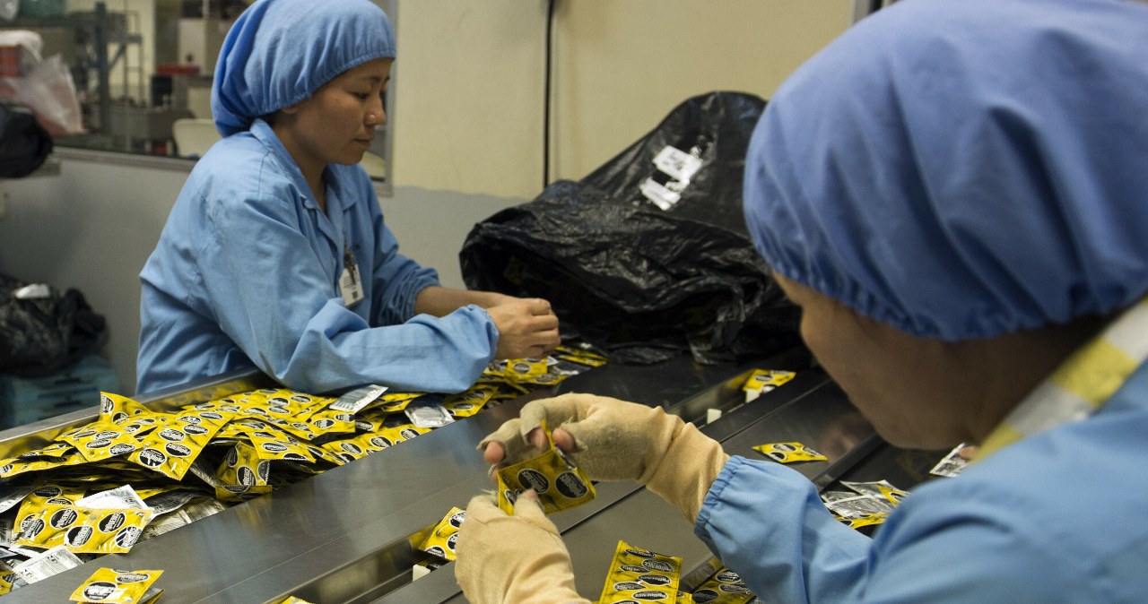 Prezerwatywy droższe o 30 proc. Producent wini blokadę Ormuz