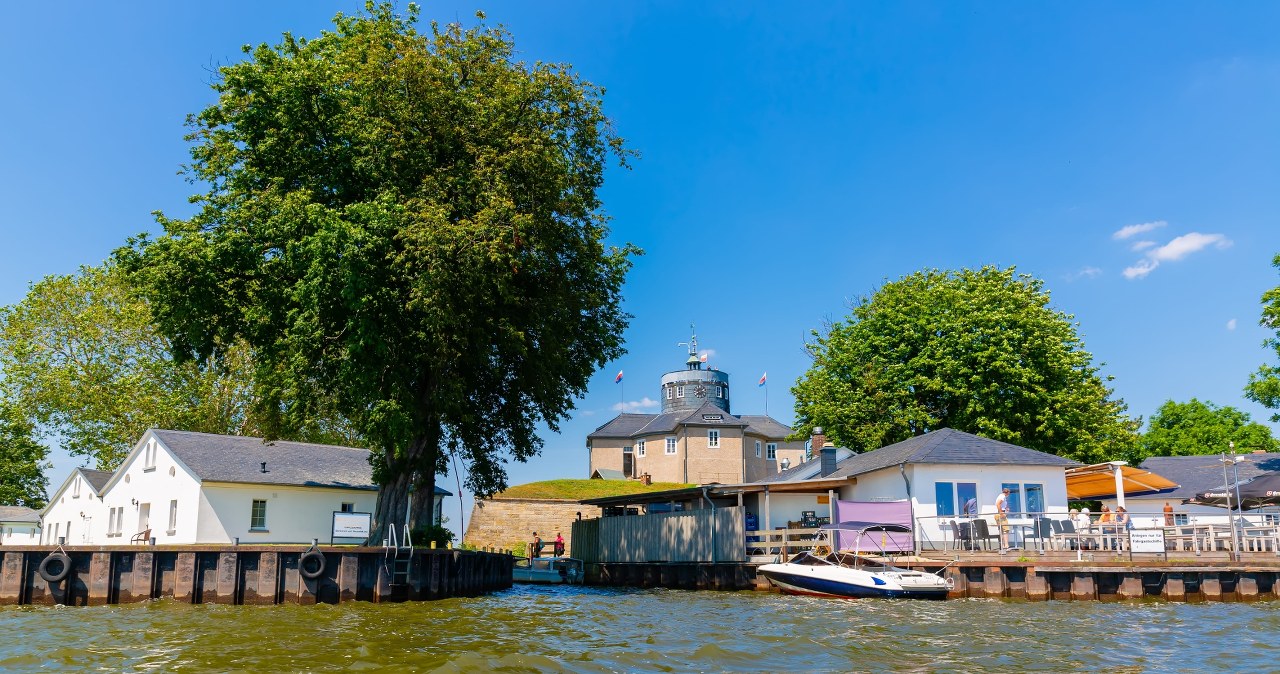 Malutka wyspa pośrodku jeziora. Leży za polską granicą