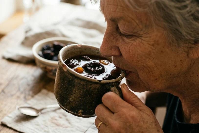 Domowy klasyk wraca do łask. Ten kompot pomaga przy problemach z jelitami
