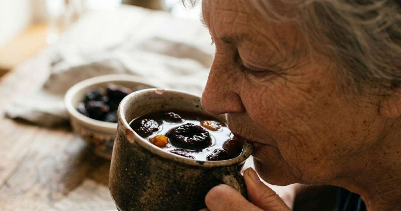 Domowy klasyk wraca do łask. Ten kompot pomaga przy problemach z jelitami
