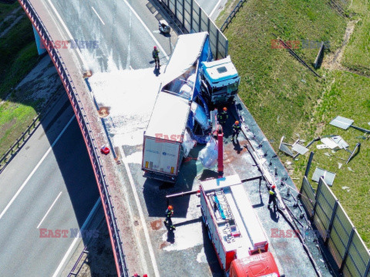 Ciężarówka uderzyła w bariery na S8. Kierowca zakleszczony