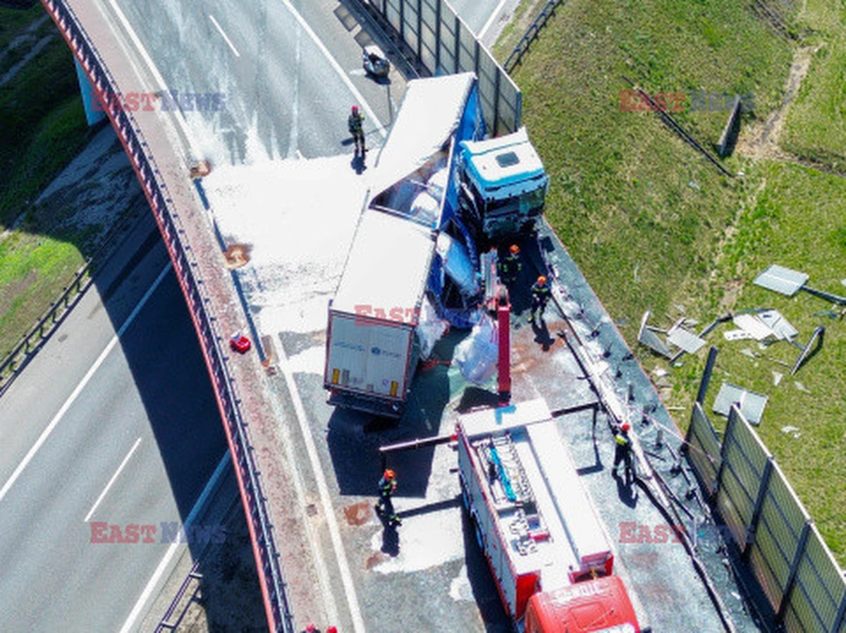 Na łącznicy trasy S8 z S2 na węźle Konotopa pod Warszawą doszło do poważnego wypadku z udziałem samochodu ciężarowego. Pojazd uderzył w bariery oraz ekrany akustyczne, a przewożony ładunek rozsypał się na jezdnię prowadzącą w kierunku lotniska. Droga została zablokowana, a na trasie utworzył się kilkukilometrowy korek. Kierowca pojazdu - obywatel Litwy - był pod wpływem alkoholu. 