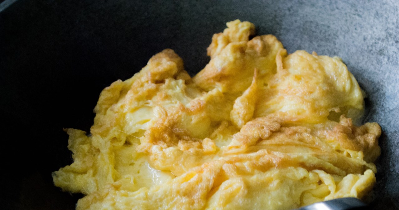 Do jajecznicy nie dodaję masła. Z tym dodatkiem pozostało bardziej kremowa