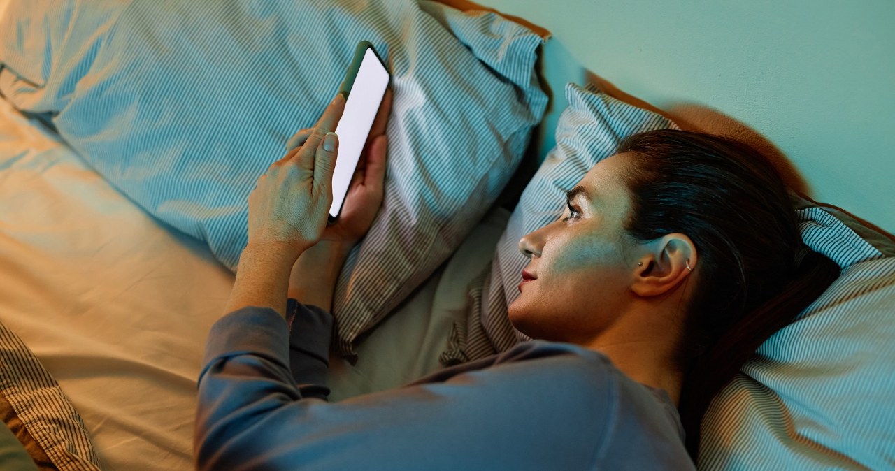 Siedzisz godzinami przed ekranem? Płacisz za to snem, skórą i koncentracją