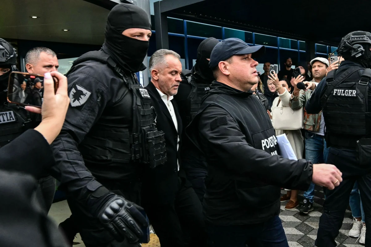 Były lider Partii Demokratycznej i jeden z najpotężniejszych ludzi w Mołdawii, Vladimir Plahotniuc, został skazany na 19 lat więzienia za udział w gigantycznym oszustwie finansowym. Oligarcha, nazywany "lalkarzem", nie pojawił się w sądzie i utrzymuje, że jest niewinny.