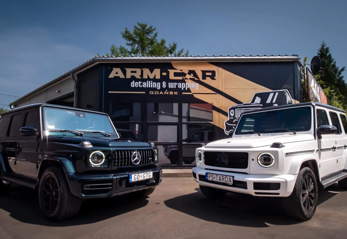 Nowe auto z salonu, samochód w leasingu, używane auto przed odsprzedażą albo po prostu lakier, który ma przetrwać trójmiejską sól i piasek bez utraty głębi – w każdej z tych sytuacji pojawia się pytanie o zabezpieczenie karoserii. W Gdańsku kierowcy coraz częściej wybierają studio ARM CAR Wrapping & Detailing przy Alei Grunwaldzkiej 229 – czterohalowe studio z dwiema halami dedykowanymi aplikacji folii PPF i powłok w kontrolowanych warunkach temperatury i wilgotności.