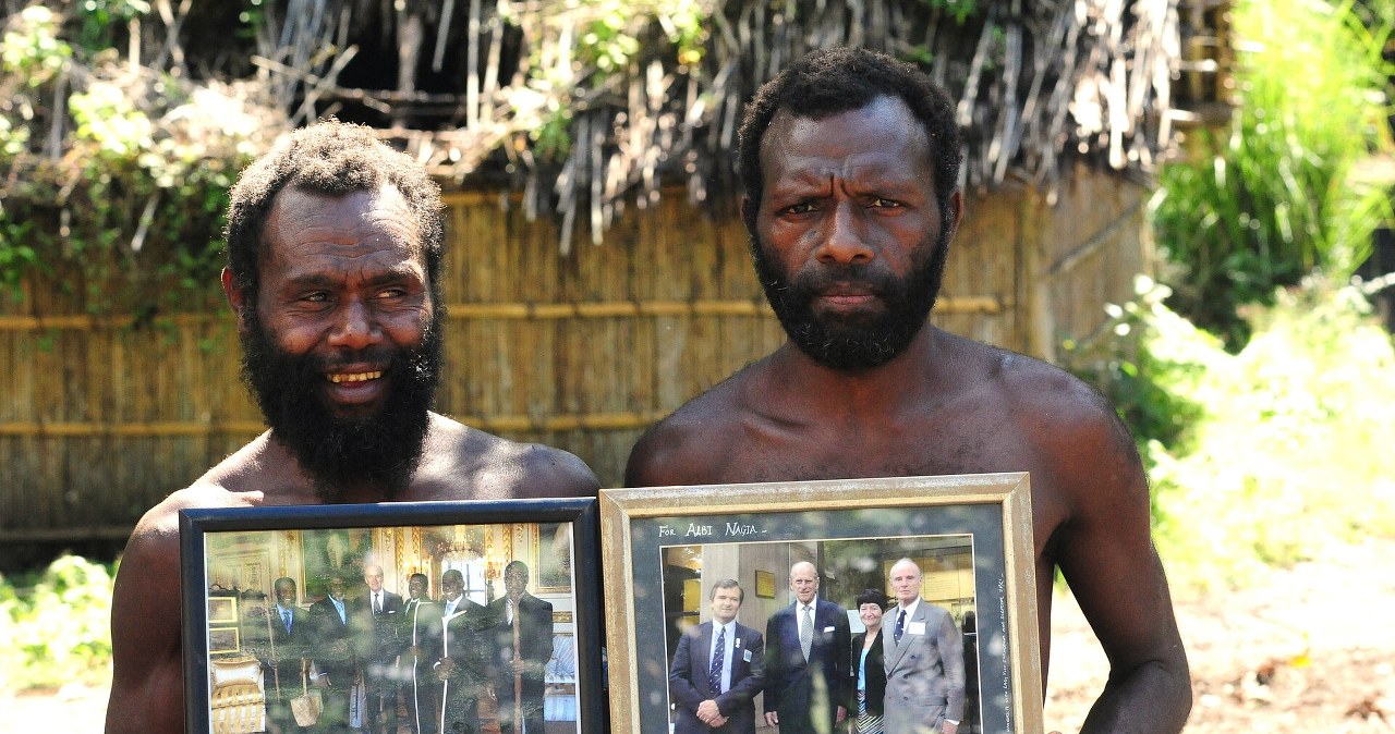 Plemiona czczą samoloty i monarchów. Powstały dziwne kulty cargo