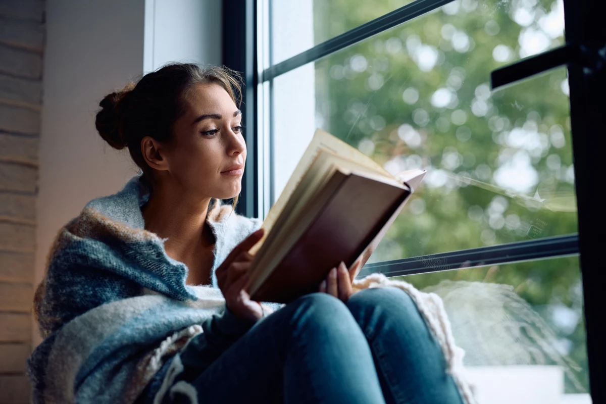 "Atlas chmur" autorstwa Davida Mitchella został wybrany przez użytkowników serwisu Goodreads najlepszą książką XXI wieku. To wyjątkowe wyróżnienie potwierdza, że powieść, która ukazała się ponad 20 lat temu, wciąż inspiruje i zachwyca czytelników na całym świecie. Co sprawia, że ta wielowątkowa opowieść nieprzerwanie fascynuje kolejne pokolenia?