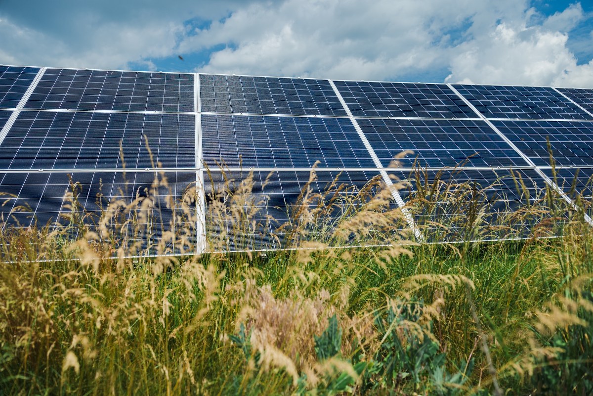 Przemysłowe instalacje fotowoltaiczne. Gdzie kończy się „instalacja”, a zaczyna infrastruktura energetyczna?