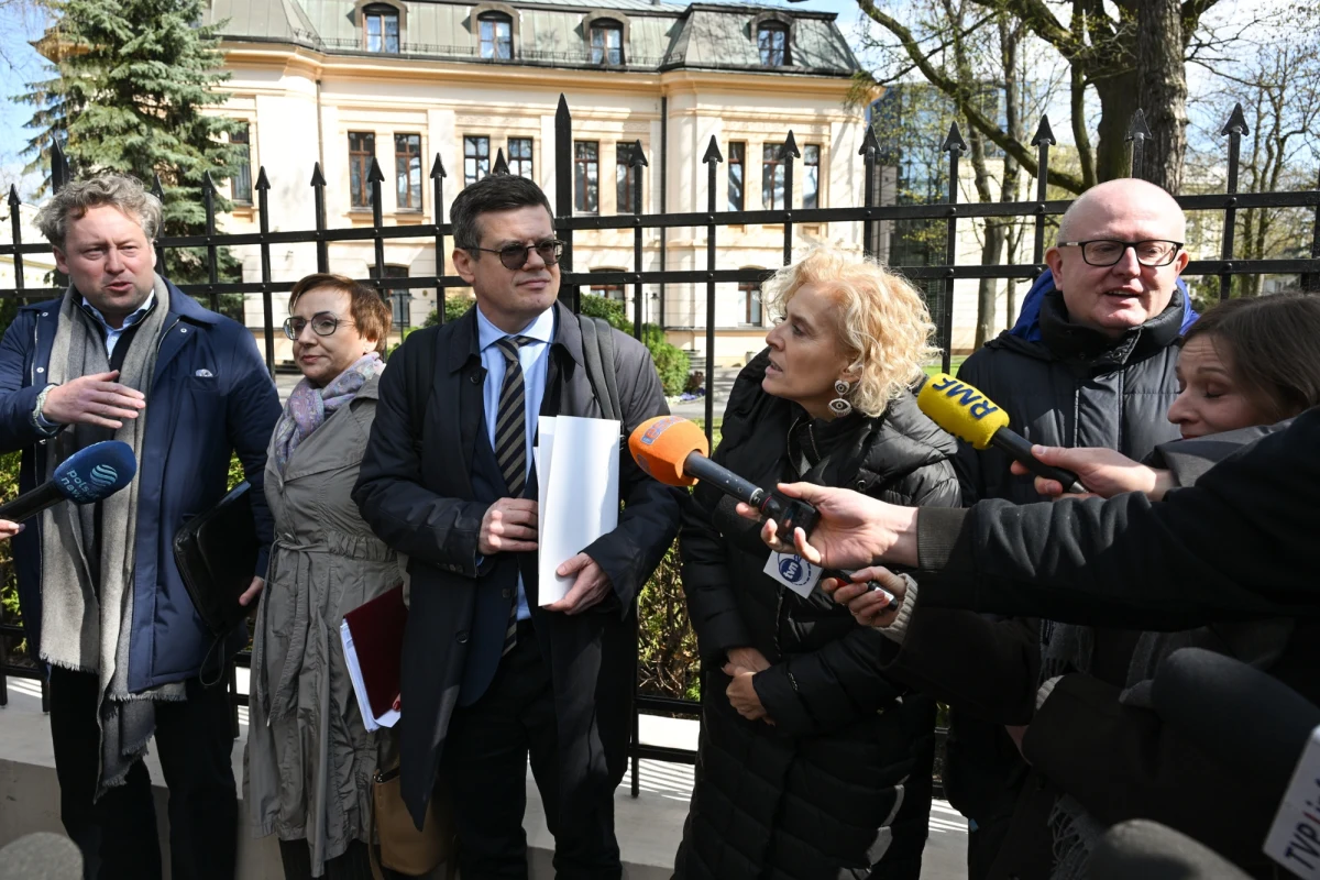 W Prokuraturze Krajowej wszczęto śledztwo w sprawie dotyczącej niedopuszczenia do orzekania czterech sędziów Trybunału Konstytucyjnego - poinformowała prok. Anna Adamiak, rzeczniczka prasowa Prokuratora Generalnego. Zbadana ma zostać m.in. kwestia ułatwienia prezydentowi Karolowi Nawrockiemu "niedopełnienia obowiązków polegających na nieodebraniu ślubowania".