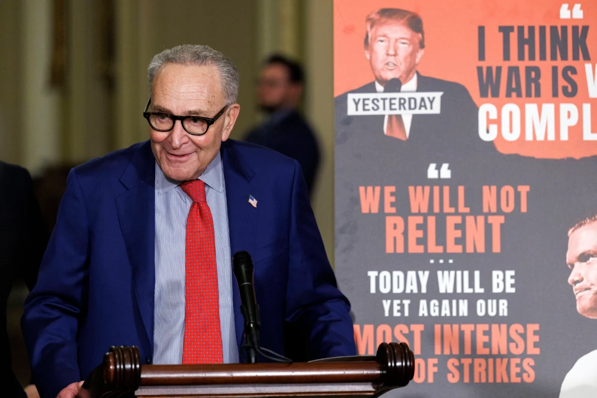 ​Lider Demokratów w Senacie Chuck Schumer ocenił w środę, że prezydent Donald Trump coraz bardziej się pogrąża i popełnia błąd w sprawie wojny z Iranem. Z kolei republikański senator Lindsey Graham oczekuje, że amerykańska blokada irańskich portów przybierze charakter "globalny".
