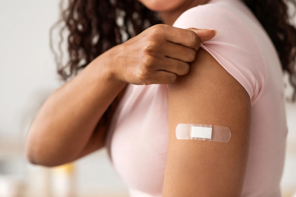 ​Amerykańskie Centrum Prewencji i Kontroli Chorób (CDC) zablokowało publikację w biuletynie naukowym tej agencji raportu dotyczącego szczepionki na Covid-19 - wynika z ustaleń dziennika "Washington Post". Jak stwierdzili niektórzy byli pracownicy CDC, publikacja raportu wskazującego na skuteczność szczepionki byłaby sprzeczna z działaniami administracji Trumpa, mającymi na celu ograniczenie jej stosowania. W tle pojawiają się też pytania o Roberta F. Kennedy'ego Jr., szefa departamentu zdrowia nadzorującego CDC, który - jak wskazała agencja Reutera - od dawna promuje tezy o szkodliwości szczepionek sprzeczne z dowodami naukowymi.