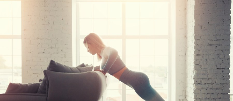 Nie masz ochoty i siły na pełen trening, trwający od 45 minut do godziny? A może wolisz rozłożyć go na cały dzień? „Exercise snacks” czyli tak zwane „przekąski ruchowe” – to krótkie aktywności, które zajmą nam od kilkudziesięciu sekund do kilku minut. Możemy wpleść je w różne nasze działania w ciągu dnia i ten sposób: pokonywanie drogi do sklepu, praca w biurze, czas spędzony w kolejce w urzędzie czy obowiązki domowe – to wszystko będzie składało się na nasz trening.