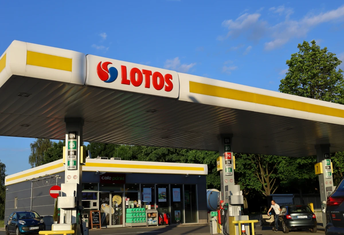 Powołania sejmowej komisji śledczej do zbadania fuzji Orlenu z Lotosem domagają się pomorscy pracodawcy. Szefowie trzech organizacji gospodarczych z regionu podpisali odezwę w tej sprawie i przekazali posłom - informuje dziennikarz RMF FM Krzysztof Zasada.