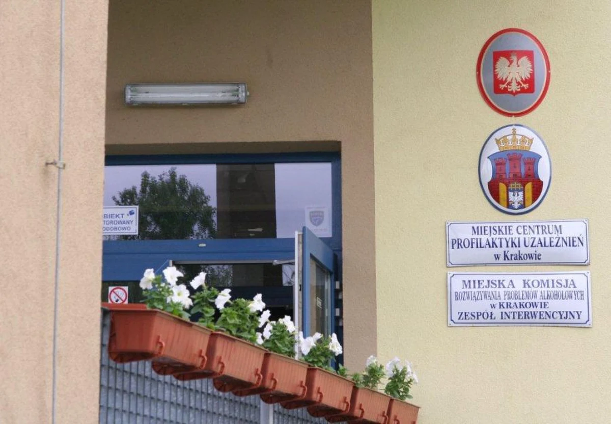 Osoby trafiające do krakowskiej izby wytrzeźwień muszą liczyć się z wyższą opłatą za pobyt w tym miejscu. Noc spędzona w placówce przy ulicy Rozrywka kosztuje już teraz 469 złotych, czyli o 16 złotych więcej niż dotychczas. Podwyżka wynika z przepisów ustawy o wychowaniu w trzeźwości oraz rozporządzenia ministra zdrowia.