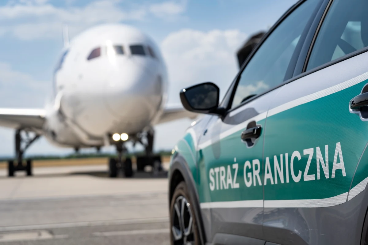 Do niecodziennej sytuacji doszło 21 kwietnia na lotnisku w Rzeszowie-Jasionce. 38-letni mieszkaniec powiatu jarosławskiego podczas kontroli bezpieczeństwa zażartował, że w jego bagażu znajduje się bomba. Słowa te natychmiast uruchomiły procedury bezpieczeństwa. 38-latek musiał zmienić swoje plany. 